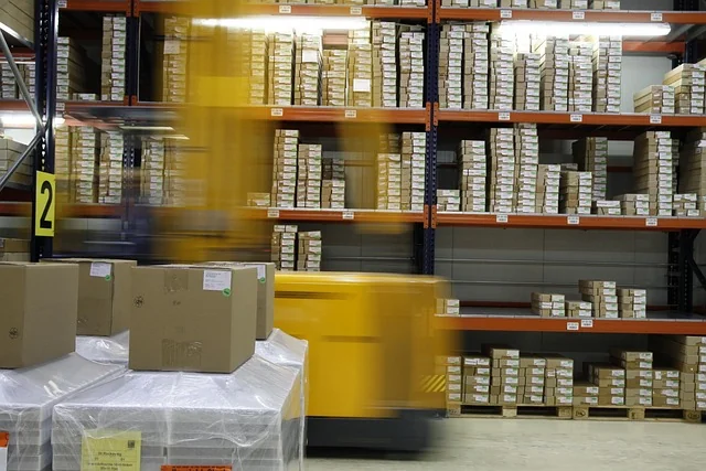 Marquage au sol entrepôt logistique : bonnes pratiques et solutions en 2025