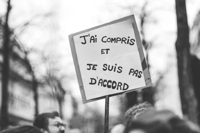 Droit Commercial à Paris : Guide Complet pour Entrepreneurs et Commerçants