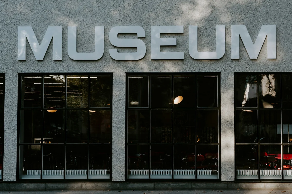 Cloisons Acoustiques pour Musées : L’Art de Réinventer les Espaces d’Exposition